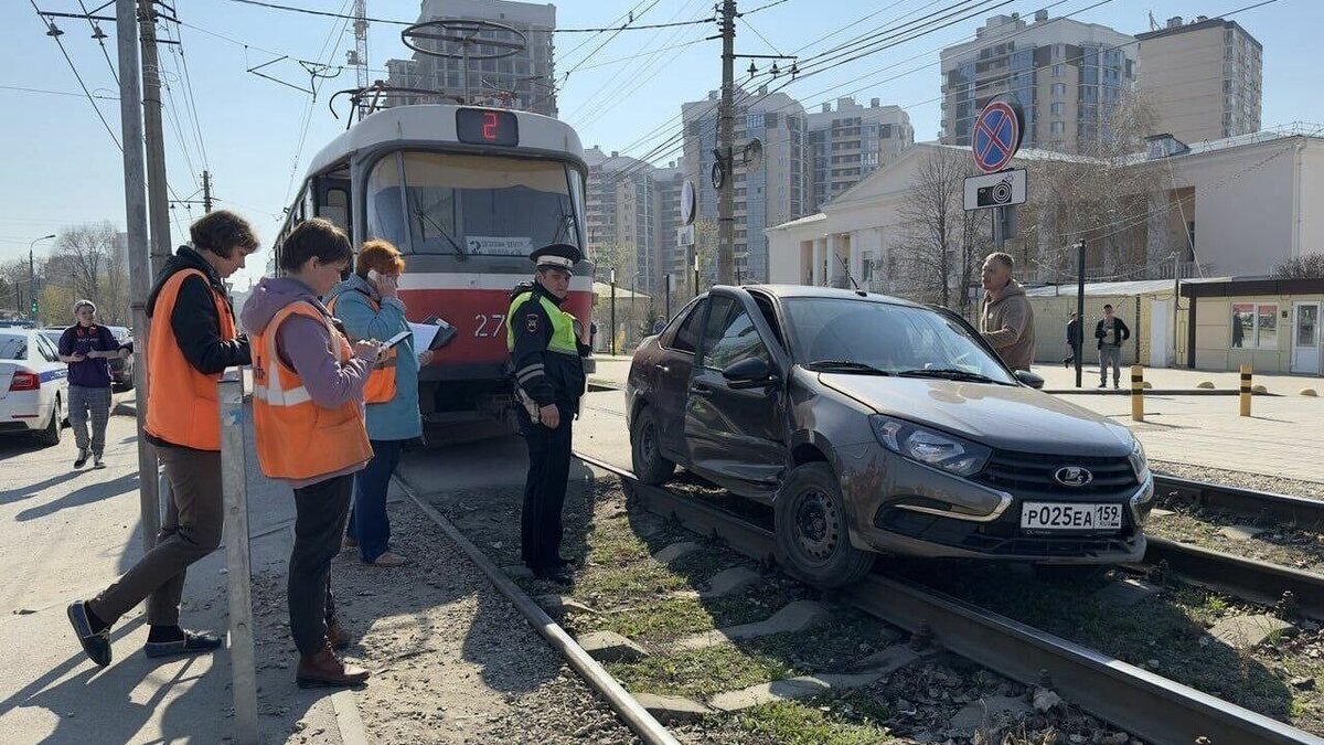     В Дзержинском районе Волгограда утром 4 апреля трамвай столкнулся с легковушкой и вытолкнул ее на пути. В связи с этим временно парализовано движение электротранспорта в районе областной больницы, сообщают очевидцы в соцсетях.