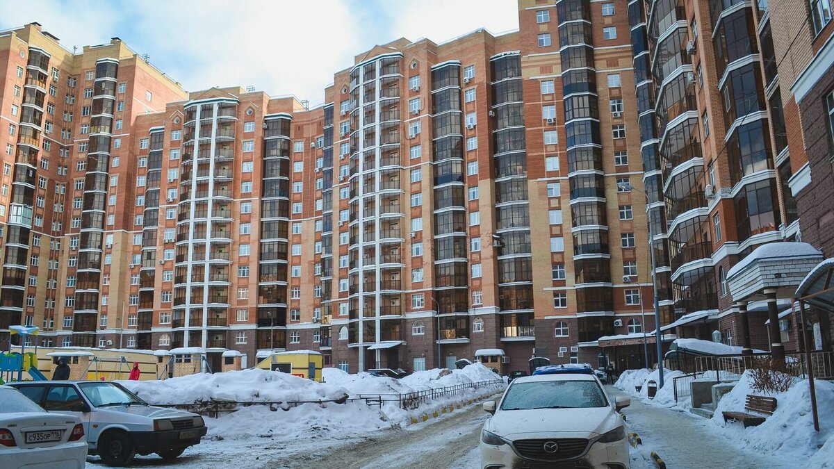    На место инцидента приехали полицейские, но хулиган успел скрыться.