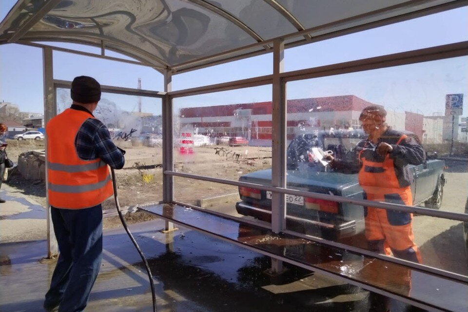     Дорожники отмыли остановки  пресс-службы администрации Барнаула