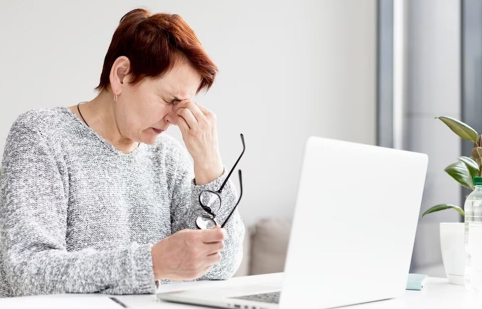 Одна из главных причин развития сухости глаз - длительная работа за экранами мониторов