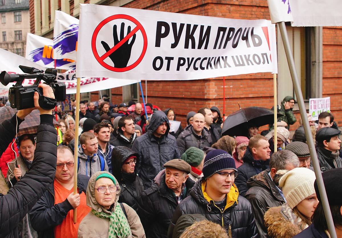 Язык в латвии. Русские в Латвии. Русские в Прибалтике. Притеснение русских в Прибалтике. Протесты русских в Латвии.