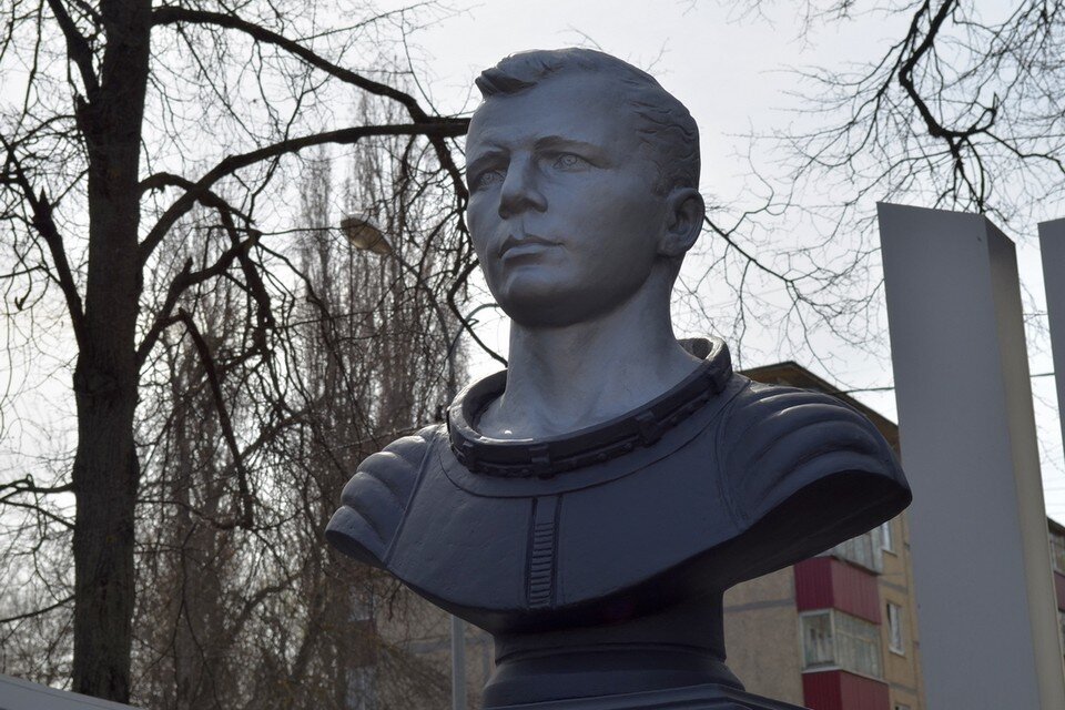    В День космонавтики в Гагаринском сквере Липецка прошла торжественная церемония Алина ПАЛАГИНА