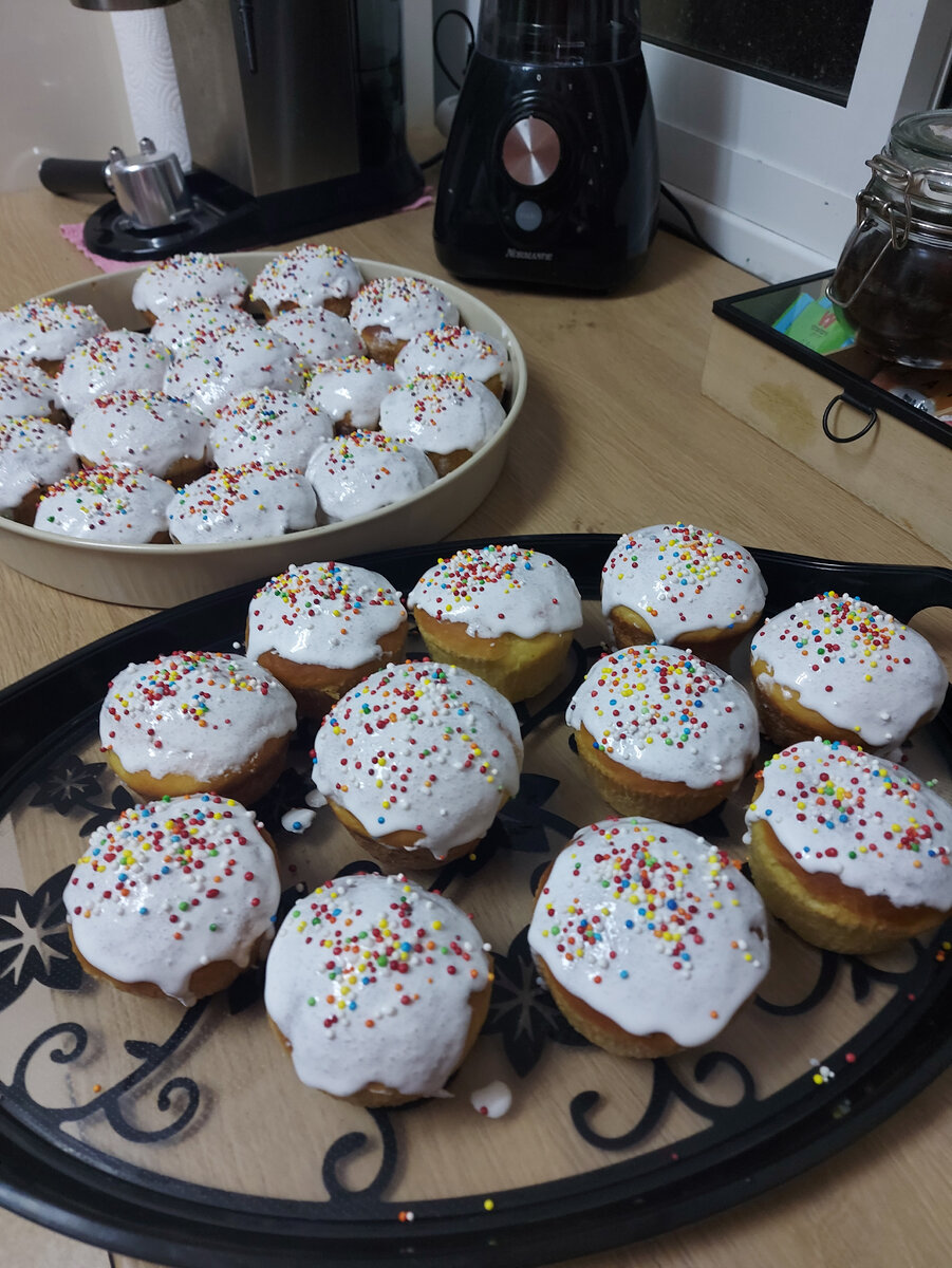 Мои куличики, это не куличи, а куличики....не нашла я бумажных форм, пришлось делать маленькие.