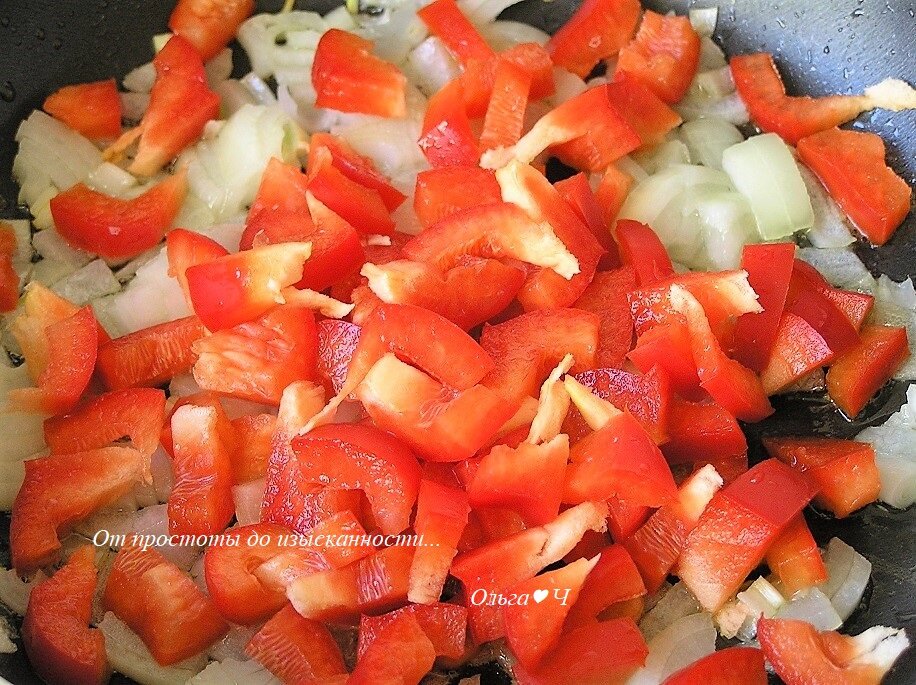 На смеси растительного и сливочного масел обжарьте нарезанный лук, добавьте нарезанный красный перец, перемешайте, продолжая обжаривать.