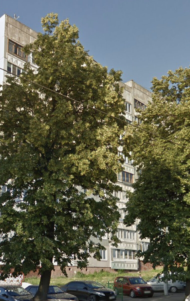 1. Вот в этом доме, маленькая спальня в стандартной 2-ке стала нашей. Метров 12, наверное).