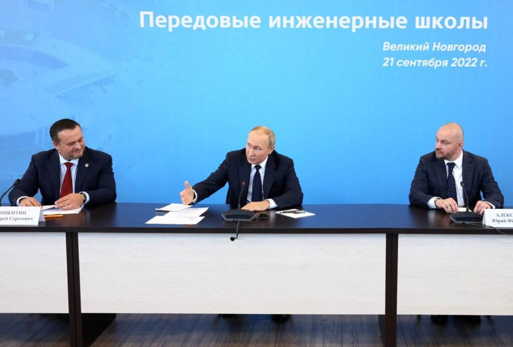    Президент РФ Владимир Путин проводит встречу с руководителями передовых инженерных школ и их индустриальными партнёрами — участниками проекта «Передовые инженерные школы». Гавриил Григоров / POOL