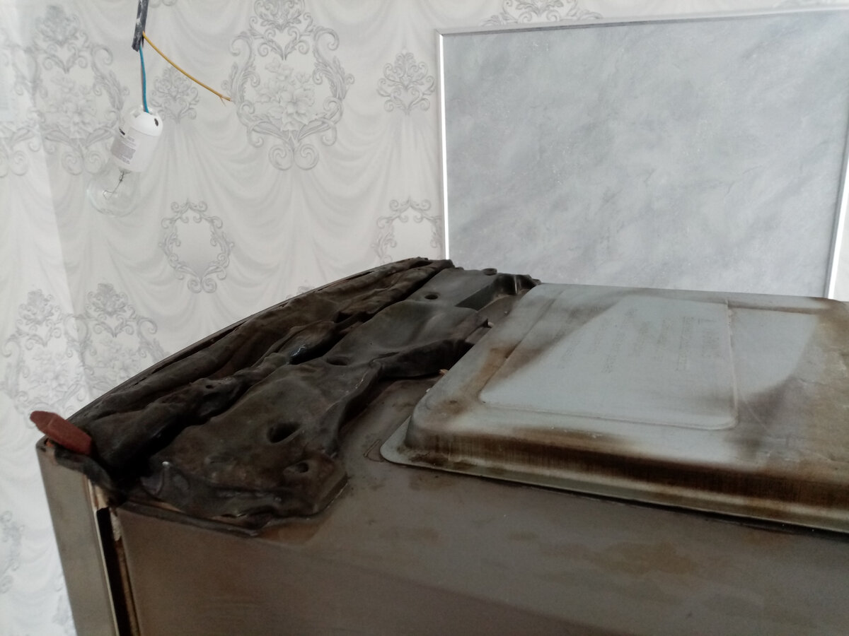 Сверху холодильника оплавились пластиковые детали