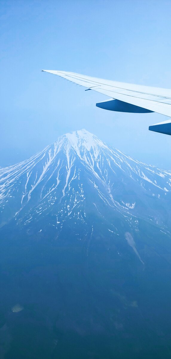Под крылом самолёта о чём-то поёт не тайга, а домашние вулканы