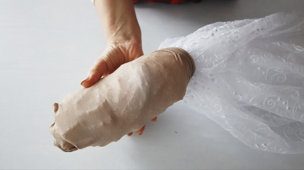 Зачем я надеваю чулок на тюль и для чего натираю джинсы свечой. 5 ...