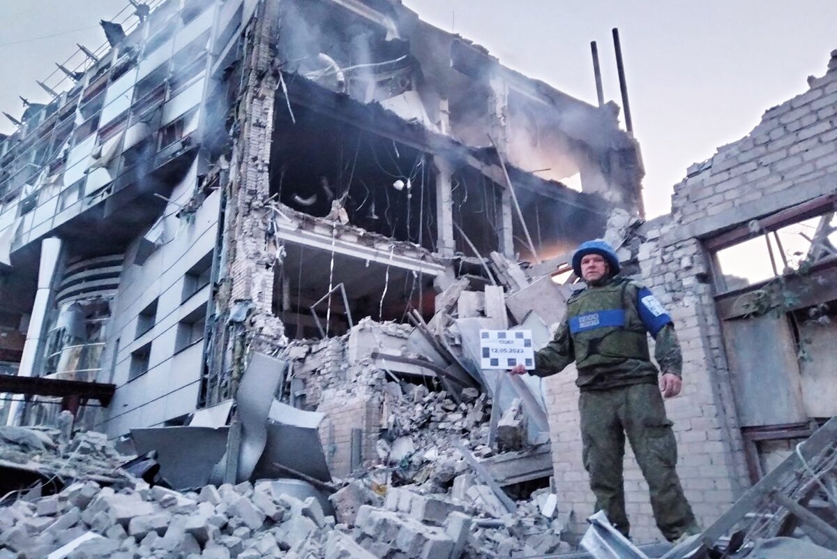  📷 📷 📷 📷 📷 📷 📷    Последствия обстрела жилого квартала в Луганске со стороны ВСУ