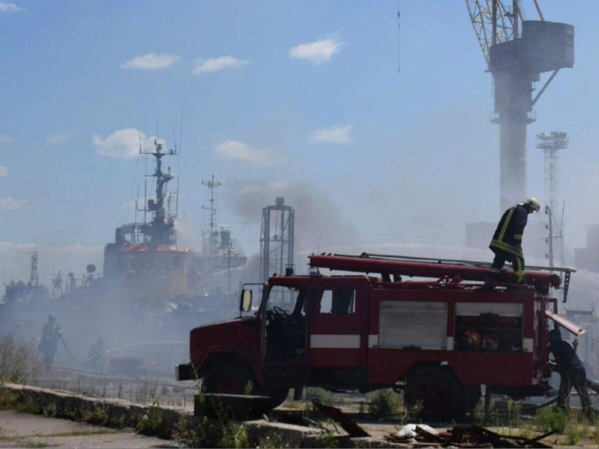    Ликвидация пожара в порту Одессы © AP Photo / Odesa City Hall Press Office