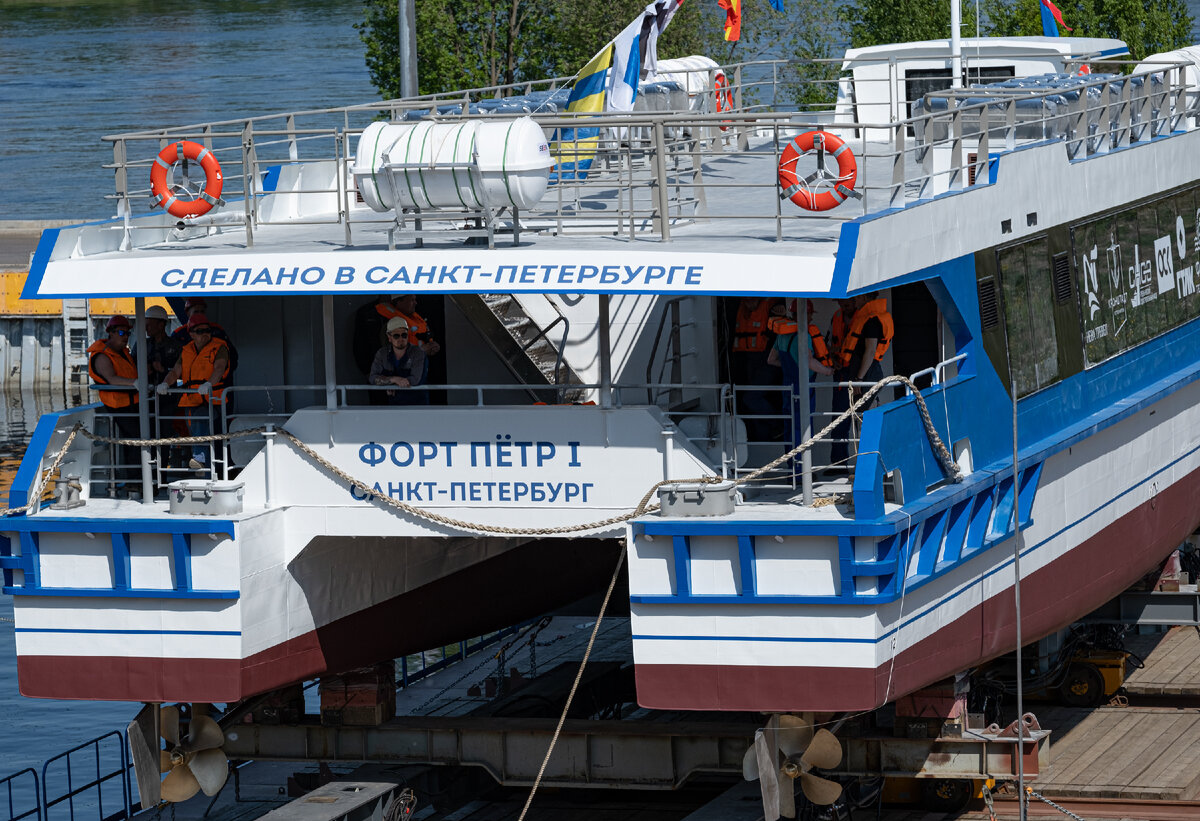 На СНСЗ спустили на воду пассажирский катамаран "Форт Пётр I" 