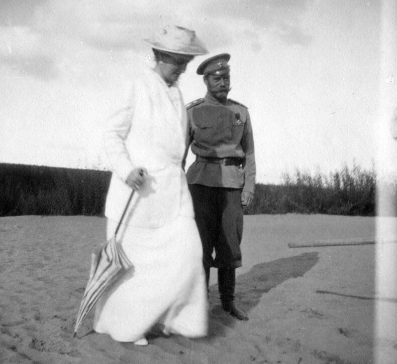 Царская чета на прогулке в районе Могилева, фото 1916 года.