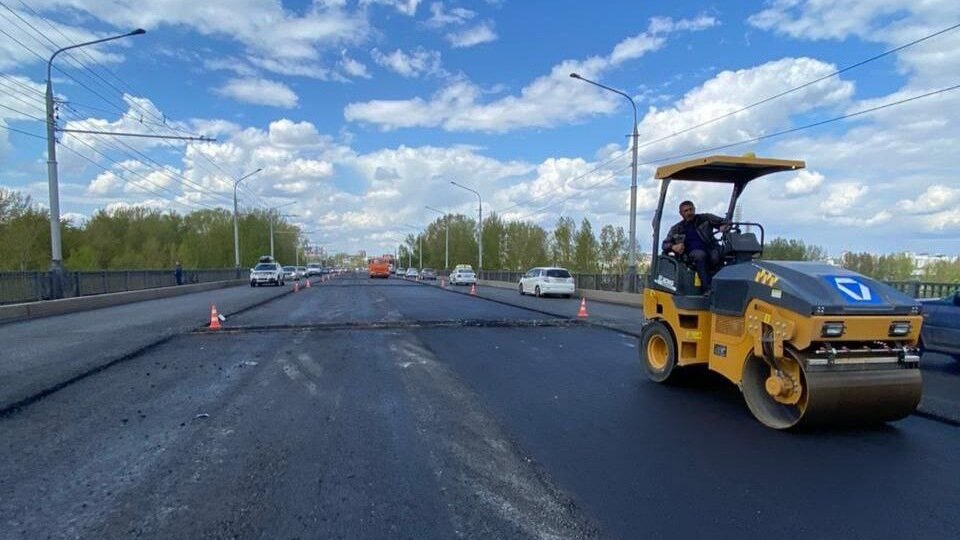     Укладка асфальта на Коммунальном мосту в Красноярске завершилась. Рабочие уложили финишный слой дорожного покрытия.