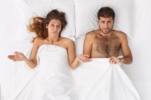 <a href="https://ru.freepik.com/free-photo/overhead-shot-of-puzzled-woman-and-her-husband-have-sex-problems-in-bed-displeased-expressions-lie-under-white-blanket-man-has-impotence-erection-failure-daylife-family-troubles-concept_13189121.htm#query=%D0%9F%D0%BE%D1%82%D0%B5%D0%BD%D1%86%D0%B8%D1%8F&position=49&from_view=search&track=sph">Изображение от wayhomestudio</a> на Freepik