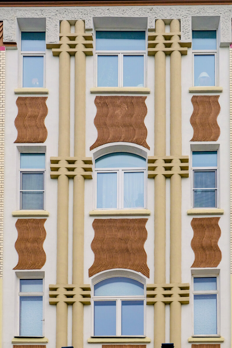 Полуколонны между 3-м и 5-м этажами