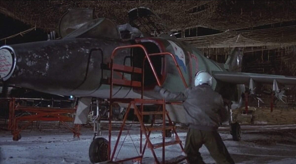 Макет палубного штурмовика Як-38. Кадр из фильма