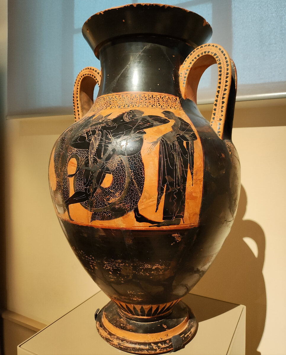 Амфора чернофигурная - борьба Геракла и Тритона. Аттика, мастер Кьюзи, около 510 года до н.э Глина, лак. 