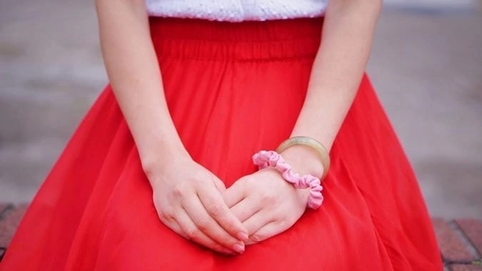 Как изгнать «хорошую девочку»

Кто это вообще такая? Та, которая всегда мила, старается угодить окружающим и старается соответствовать ожиданиям социума. 
Всегда такая добрая, заботливая, улыбчивая, и ВСЕГДА первая, где надо оказать помощь другим. 

Таки ИДЕАЛЬНАЯ женщина. 

Как бы не так, если был бы подводный якорь, который рано или поздно начинает тянуть, да так тошно и противно.

За этой маской, а зачастую, именно так, «идеальности» женщины, скрывается синдром - состояние, когда она становится заложницей своих идеалов, придуманных, навязанных, использованных впервые, а потом закрепившиеся надолго. И вот, она начинает жить не для себя, а для удовлетворения ожиданий окружающих.

Примеры: идеальная мать, у которой дети на переднем плане, и все ради них, о себе забыв.
Или идеальная жена, все для угоды мужу.

Мы все это знаем, ведь нас учили этому в детстве. Вспоминайте, что говорила вам ваша мама/бабушка. Каких там не любят мужики. Какой ты должна быть, в то замуж не возьмут. Помните?

И вот мы играемся с этим, порой долго. 
А потом наступает пик. Мы начинаем выть на луну, ибо этот образ в корень опротивился, и там ничего нет про нас, носить его мучение. 
Да, где-то выгодно для самой же себя. Но везде и во всем - расслабиться невозможно. 
Отсюда что? Правильно, разочарование, поиски своего предназначения, а кто я вообще, а кто бы обо мне позаботился, сидим и ждем в позе страдания. Кому-то нравится, это выбор. Кто-то начинает копаться и выяснять: а какой толк от этого? 
А что я сама для себя сделала или могу сделать? 
А почему я себя отодвинула, я ведь у себя одна. Я даже наедине с собой толком не могу побыть, вечно бегу кого-то спасать или кому-то угодить, получая порцию «лже» внимания. 

И самое прикольное: если старания зря. Никто не оценил этой хорошести, происходит удивительное: злость и возмущение, обида: «да как посмел, я и так, и сяк, и все ради… а он(а) так и остался (плохим). Собственные ожидания не оправдались. И сил уже нет. Сразу все бесит, и не хочется быть милой, хочется рыдать от несправедливости этого мира. 

Ну да, снова детство виновато. 

Когда мама или папа начинают говорить: «ты плохая,  я от тебя не ожидала, ты должна быть такой и такой, где твои манеры, а как ты собралась дальше жить и тп».
 И тут вступает защита себя в виде тех поступков , чтобы наконец, похвалили, одобрили. 
Или, наоборот, когда (чаще папы с девочками, мамы с мальчиками) опекают, даже слишком, но потом требуют признательность за свою опеку. Слова: да я всю жизнь тебе посвятила, будь любезна… Как бы намекая, что твоя очередь быть ХОРОШЕЙ.
Кто противится, тот слышит в ответ: да как ты можешь, обвиняют, считают черствой. А ты в это время чувствуешь себя ничтожеством и виноватой.

Что же происходит, когда этот образ в край надоел. 
Возникает сначала сопротивление (период осознания, ой, разве это про меня? Да, нет), потом стадия принятия и рыдание (просыпаемся), потом стадия протеста (блин, что делать то, да как я вообще скатилась до этого, тут и злость, и гнев, уххх все кипит). Стадия протеста идет не у всех, только там, где после осознания хочется изменить это состояние и регулировать проявление ХОРОШЕНЬКОЙ.

Что в протесте: ты вроде договариваешься с собой, что все хватит, буду вести себя иначе. Отказ от удобства другим, предсказуемости и привычных ответов. Пробуешь говорить НЕТ, доказывать свою позицию, отстаивать мнение. 

А внутри ТРЕВОГА и бунт мозга (он начинает давить: ты что, с ума сошла. а ну-ка костюм зайчика быстро!(ХОРОШЕГО ПУШИСТОГО) А то сейчас как дам тебе стыда, да вины и побольше.

И тут ГНЕВ, много гнева. Льется из тебя как бы невзначай, даже при малейшей ерунде. И старые обиды вспыхивают пожаром ( ну все правильно, раньше то терпела, поговаривая себе «Так надо! Так лучше! Так безопаснее!)
А тут - а тут «Сейчас я тебе припомню!» Или обрушивается совсем на других людей, которые, казалось, вообще не причем. 
Но это просто как лава, льется и не остановить. Сжигает все на своем пути без разбора. 

НЕДОВОЛЬСТВО. Недовольство своей жизнью, потеря личной ценности, и контроля над своей жизнью. 

Тут снова бунт: сопротивление. А может вернуться снова туда, где меня «типо» любили, все ж было хорошо. 
Или: «Опять сначала, опять придется забыть про свои потребности и желания, думая, что мне поможет стать любимой и принятой. Ну нет же, НЕЕЕЕТ, это иллюзия».

Что же делать? Выбор за каждой.
Но если все же после всех этих стадий сохраняется: хочу быть собой.

То это долгосрочная перспектива. 
- осознать, что нет такого как идеальная девушка. Никто не может соответствовать ожиданием ВСЕХ, и каждый имеет право на свои собственные потребности
- нахождение своих собственных ценностей и увлечений, которые могут быть важны для личного роста и развития. Задавать себе вопросы: Что мне действительно важно? Чего я хочу? Что мне интересно? Помогают понять, где потенциал.
- Начинать искать баланс между своими потребностями и потребностями окружающих, научившись говорить «нет» в тех случаях, когда нарушаются границы и вопреки интересам. Поиск компромиссов, без эгоизма с перевесом.
- Понимать, что здоровые отношения- это отношения зрелых людей, где есть место взаимному уважению, поддержке без жертвоприношений своих взглядов ради угождения другим. 

Интересный факт, но культура тоже влияет, в которой выросла женщина. Некоторые культуры настаивают на подчиненности и уступчивости женщины, другие же толерантны к проявлению индивидуальности. 

Тут, как говорится… если ты с рождения там, то упс.. Хотя сейчас многое меняется, хочется верить в это.

Однако, если ты во взрослом возрасте желаешь выйти замуж за человека иной культуры, 100500 раз подумай, что будет с тобой, когда ты окажешься на его территории, даже если у вас 🍯 сейчас. Это выбор.

В любом случае, важно помнить, что синдром ХОРОШЕЙ может приводить к потере личной свободы и независимости, и что это может иметь негативные последствия для самочувствия и самооценки женщины.

Мы все имеем право на собственные мечты, желания и потребности. Может строить свою жизнь так, как нравится. Действовать сегодня, чтобы изменить жизнь к лучшему (своему лучшему), освободившись от стереотипов и ожиданий общества, и начав строить жизнь, которая отражает нашу личность и ценности. 

Вопрос. 
А надо ли ее искоренять полностью? 
Мой ответ: нет, не надо. Ну ведь она может дать пользу, выгоду? Может. 
В зависимости от ситуации. Нужно научиться ее регулировать. Когда вам это нужно, и для чего. Тогда и будет ясно, надо или нет. ВАМ, а не для..!

Святослава Щеголева @slava_ed