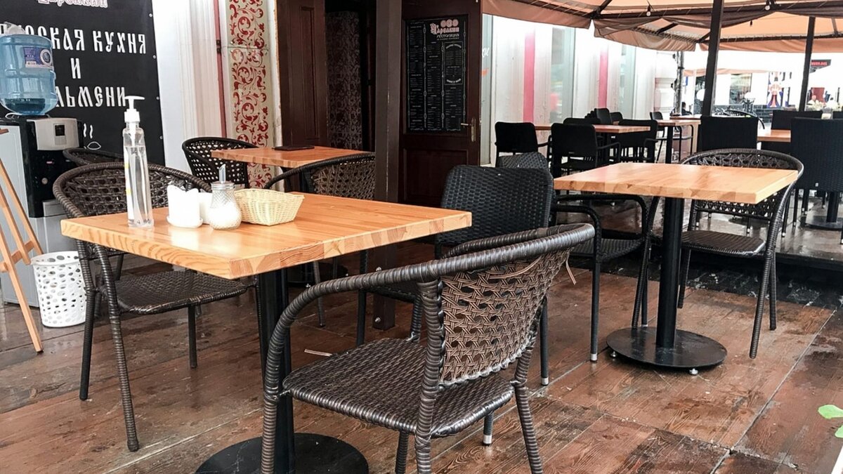     Жители дома №2 по улице Меридианная в Казани недовольны ночным шумом от посетителей кальян-бара Smoky People, работающего до 5 утра по выходным. Мэрия столицы Татарстана пообещала урегулировать конфликт предупреждениями.