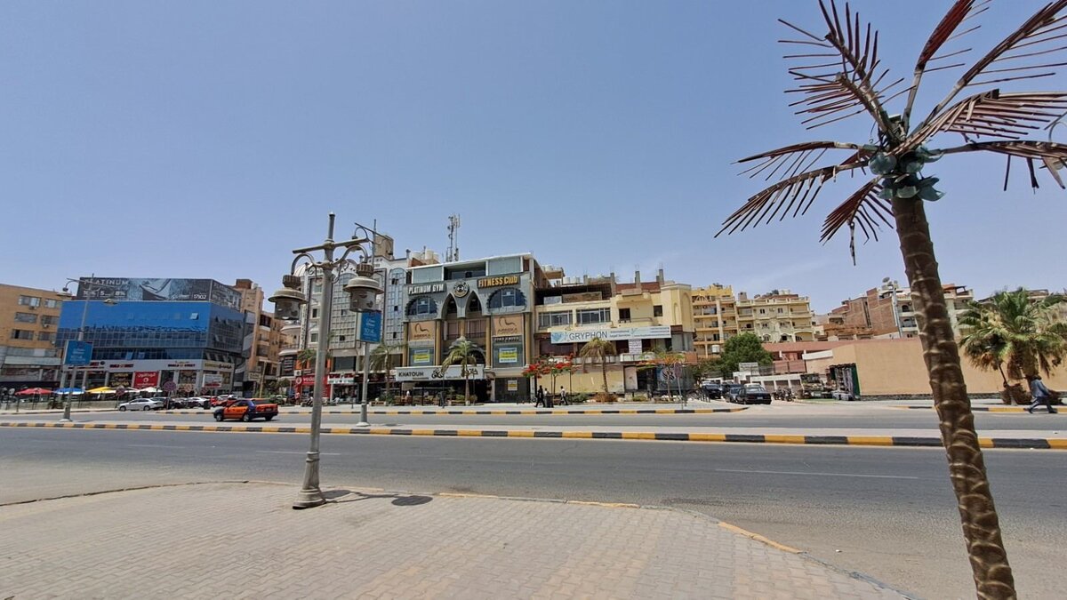 Днем температра воздуха 40 градусов в тени.