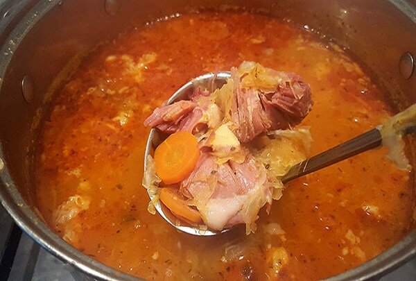 Рецепт борща с квашеной капустой и мясом свиной копченой рульки. Как сделать суп вкусным и полезным? Воспользуйтесь этим рецептом с квашеной капустой на бульоне от свиной рульки.-14