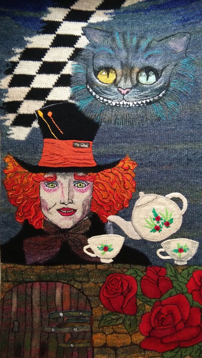 "— А что это за звуки, вон там? – спросила Алиса, кивнув на весьма укромные заросли какой-то симпатичной растительности на краю сада.
— А это чудеса, – равнодушно пояснил Чеширский Кот.
— И.. И что же они там делают? – поинтересовалась девочка, неминуемо краснея.
— Как и положено, – Кот зевнул. – Случаются…"
