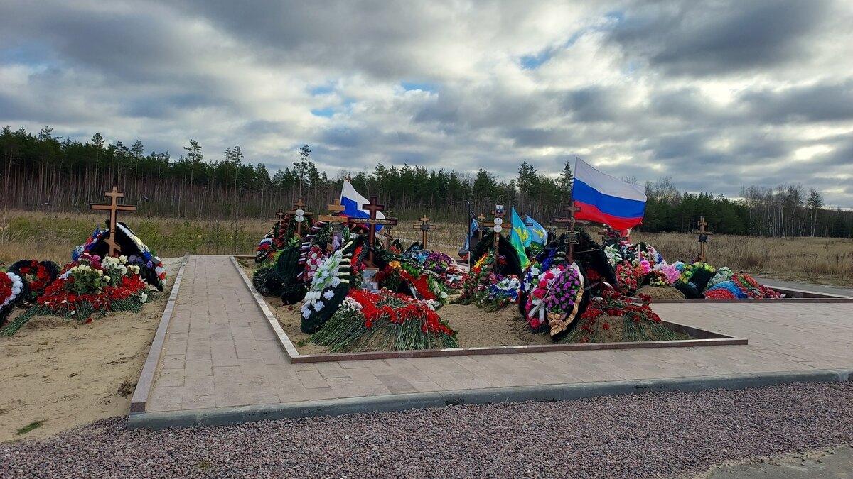     Места захоронения бойцов, погибших в СВО, будут оформлять в едином стиле, речь об этом зашла на заседании городской Думы 20 июня.
