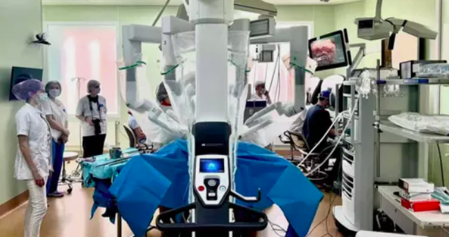 Роботическая хирургия в России активно развивается. Только за начало 2023 года в стране было установлено 3 новейшие роботические системы da Vinci Xi.