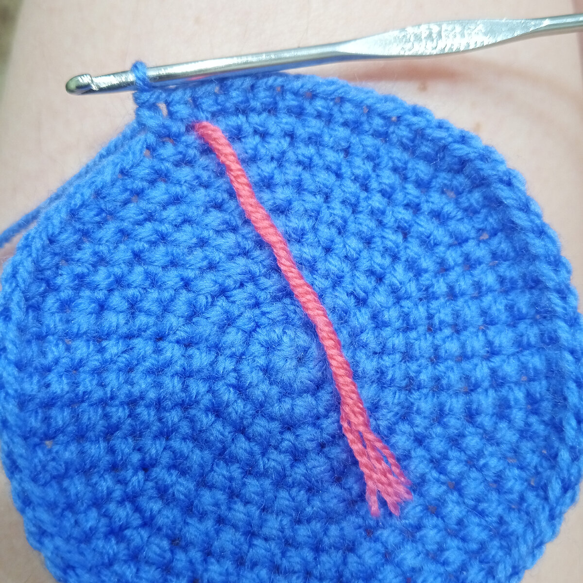 Вот так это выглядит. На фото у меня провязано уже 2стбн второго ряда без прибавок. 