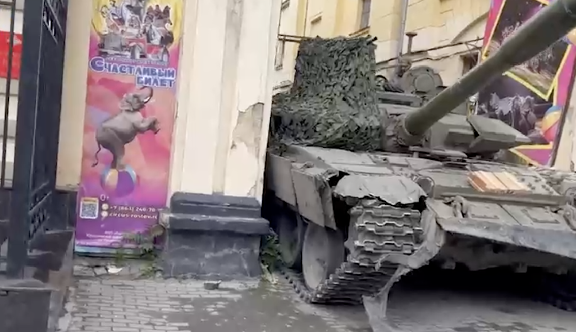 Символично. Танк Пригожина застрял в воротах цирка