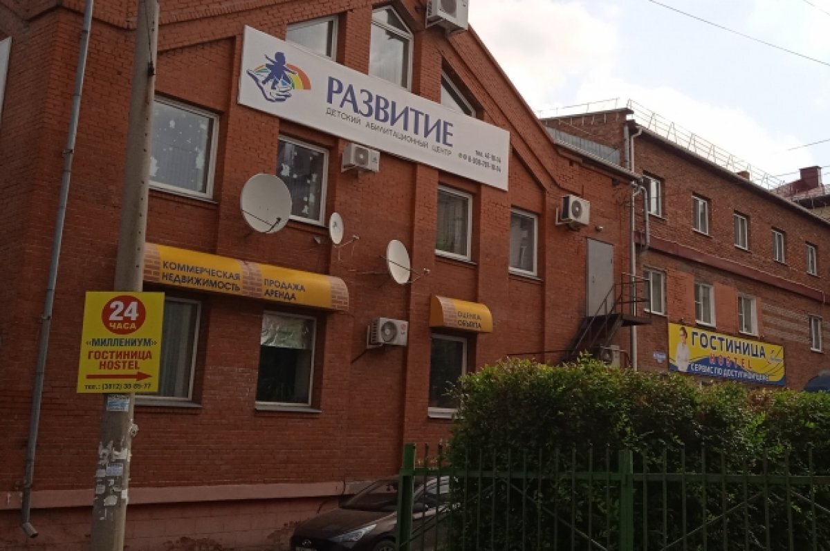    Гостиница находится рядом с железнодорожным вокзалом.