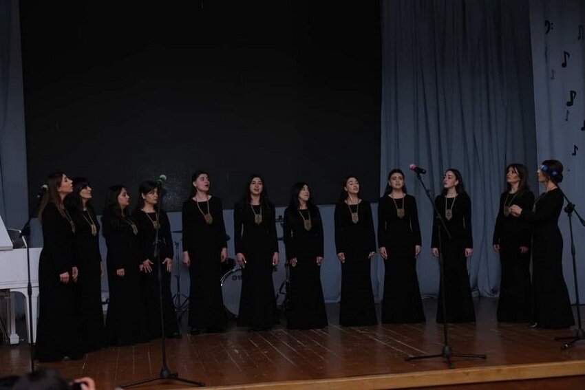 Концерт, посвященный 85-летию со дня основания Степанакертской музыкальной школы имени Комитаса, прошел в необычных условиях: в темноте, при свете фонариков мобильных телефонов.-8