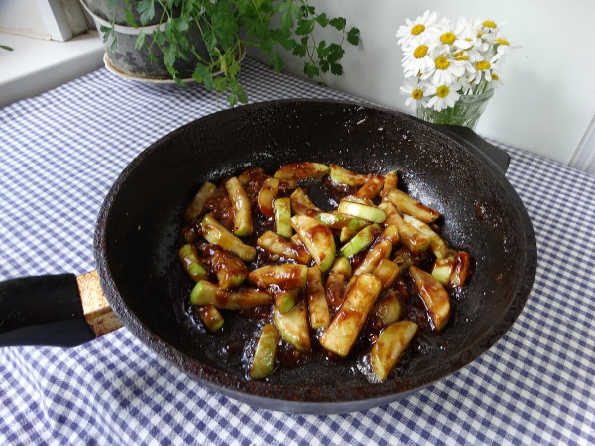 Жареные кабачки в соевом соусе с кунжутом | Готовим вкусно дома/ Кулинария/  Рецепты | Дзен