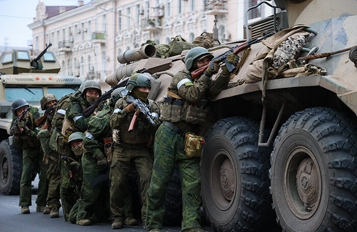    Бойцы ЧВК «Вагнер» у здания штаба Южного военного округа в Ростоае-на-Дону. 24 июня. Эрик Романенко/ТАСС