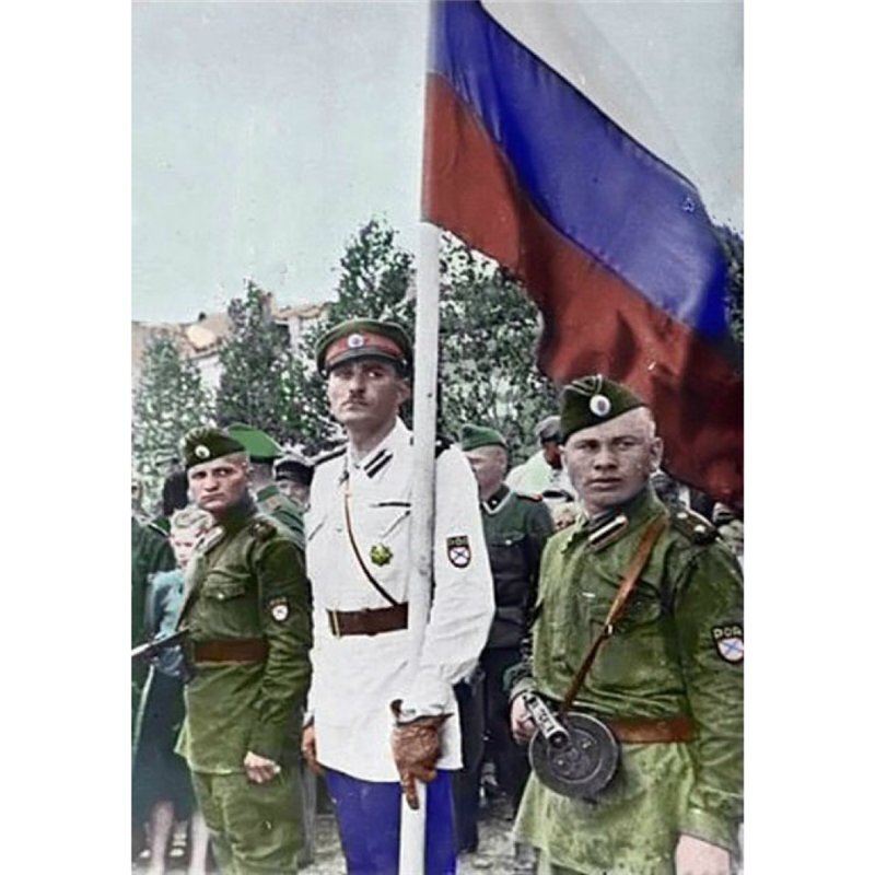 Власовцы из РОА на параде в Пскове 1943 год.
