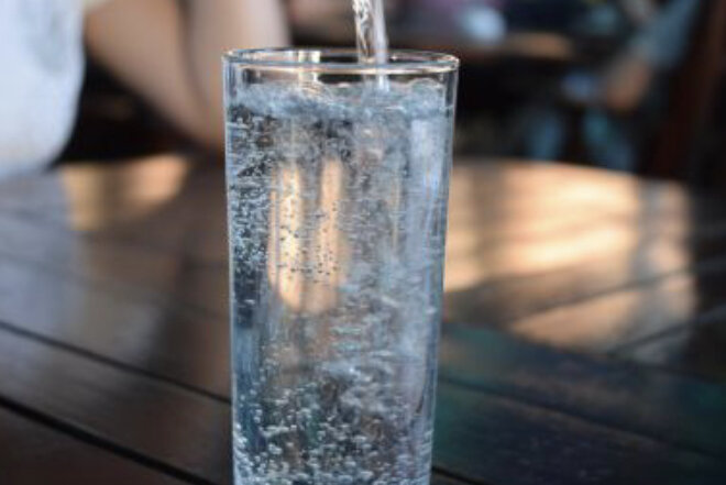 Если вы потребляете газированную воду в больших количествах, вполне логично, что вам интересно, как она может влиять на ваше здоровье.