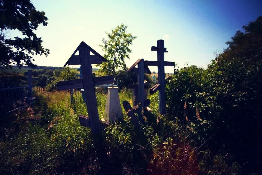 Старое кладбище, деревня старый Погост. Деревенское кладбище. Старое деревенское кладбище. Кладбище в деревне.