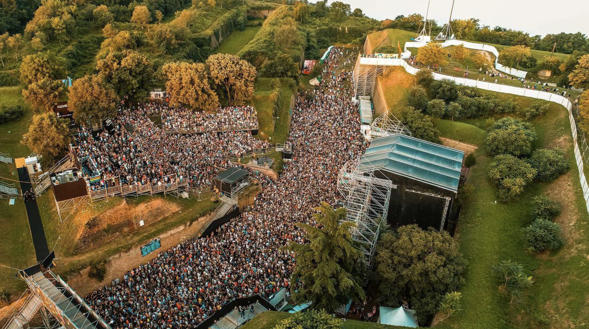 D знаменитой Петроварадинской крепости в Нови-Саде фестиваль EXIT отмечает свое возвращение днями, полными хаус и техно-исполнителей. Фото www.electricsoul.com