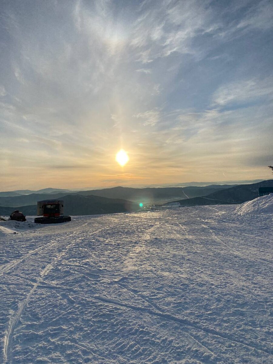 Солнце по своему прекрасно, особенно в холодную погоду, пробиваясь и пытаясь согреть меня своими лучами.