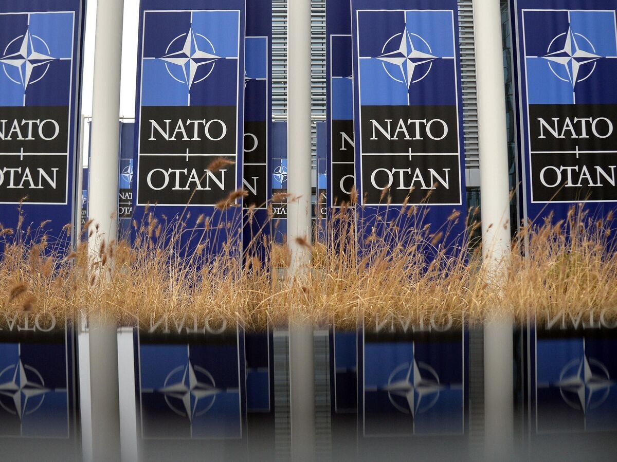    Баннеры с логотипом НАТО перед штаб-квартирой в Брюсселе© РИА Новости / Алексей Витвицкий