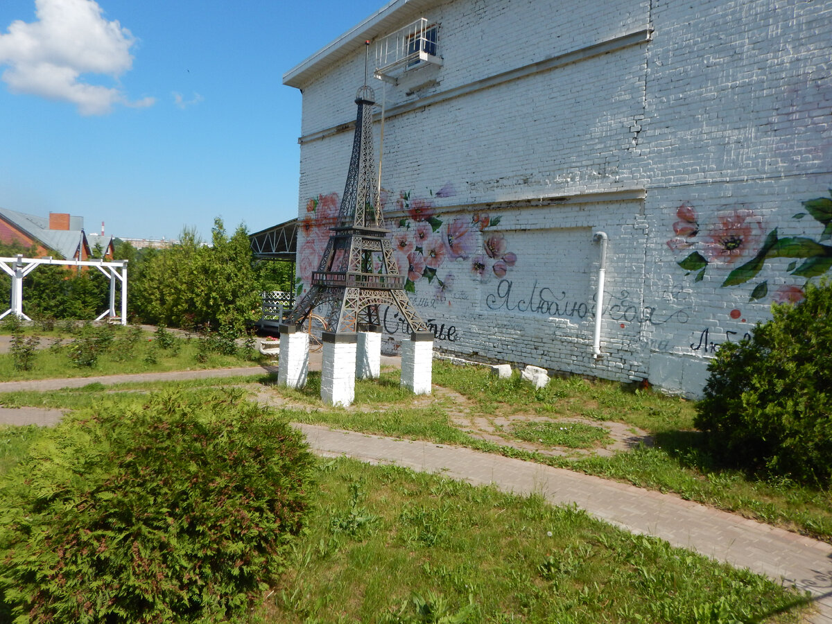 Рядом с каким-то рестораном. Видимо, для фотосессий сделали локацию.