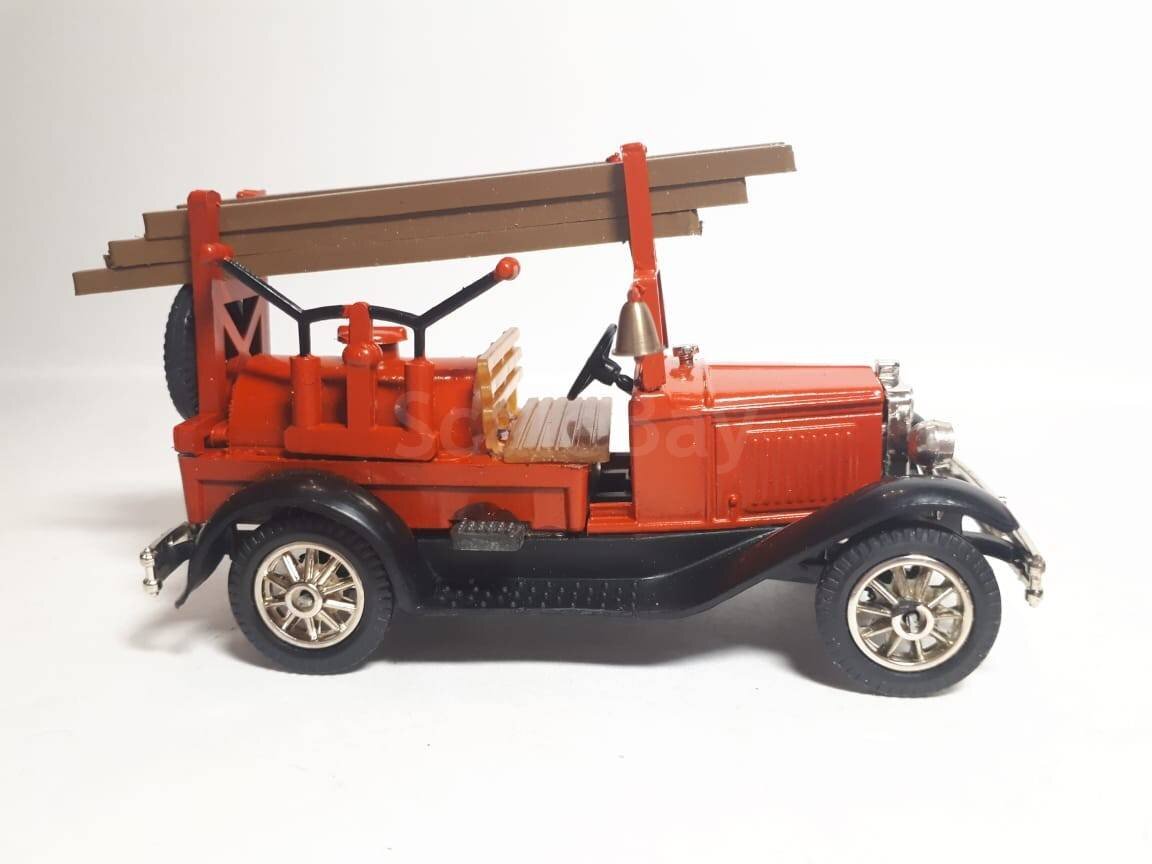 Наиболее ранний вариант Газ-А с бочкой и насосом. Можно датировать первой половиной 90-х. Характерные черты: хромированные диски старого образца, пластиковые крылья, коричневые лестницы, черные штанги насоса, присутствует часть порога с ровным срезом. 