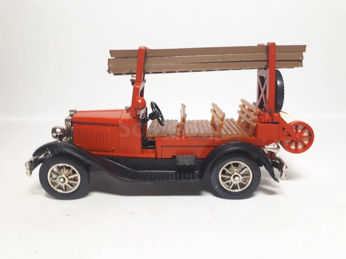 Наиболее ранний вариант Газ-А со скамейками. Да, кто не знал пожарных Газов-А существует два вида: скамейки и бочка. Датировать машину стоит опять-таки первой половиной 90-х. Характерные черты: хромированные диски старого образца, пластиковые крылья, коричневые лестницы, черные штанги насоса, присутствует часть порога с ровным срезом.