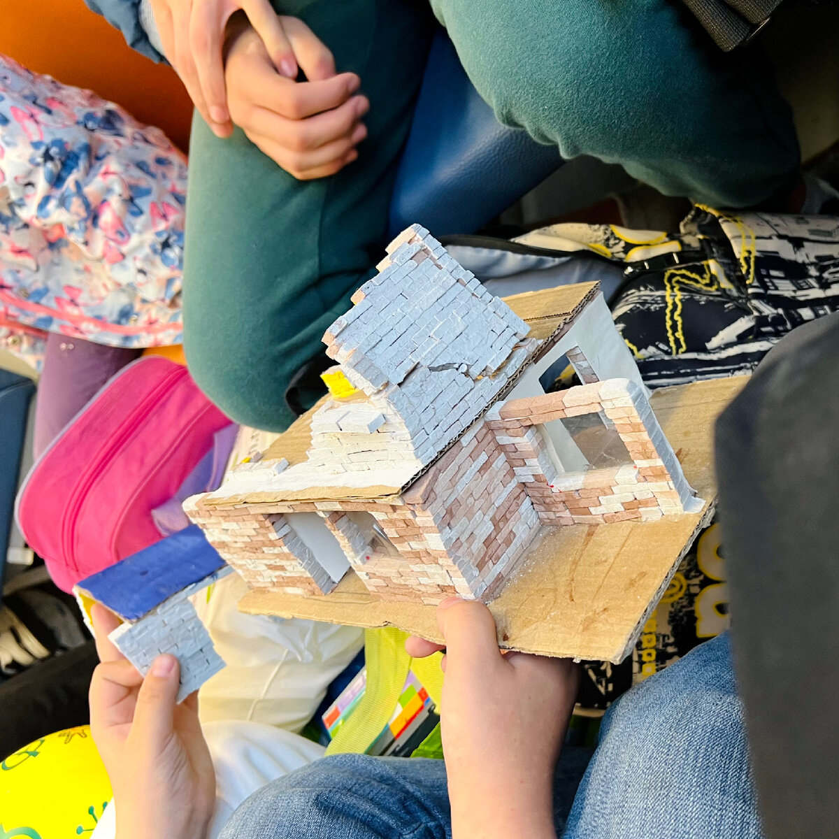 Жалею, что не спросила, были ли кирпичи вырезаны из пенопласта самостоятельно, или это был какой-то набор юного архитектора. А ещё у мальчика копилка была сделана из Лего)))
