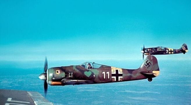В полете - самолеты Fw.-190A-5 1-й группы истребительной эскадры 1./JG54