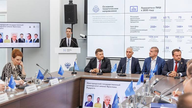 Защита проекта ПИШ НовГУ перед комиссией Министерства образования и науки На фото (справа налево): губернатор Новгородской области Никитин А.С., председатель Совета директоров ПАО "Акрон" Попов А.В., генеральный директор ООО "НПЦ "Акрон Инжиниринг" Колосовский А.Л., ректор НовГУ Боровиков Ю.С., директор ПИШ НовГУ Чеботарев С.Д.