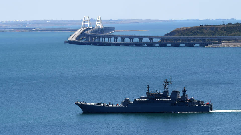 Фото: Виктор Коротаев / Коммерсантъ📷Большой десантный корабль Военно-морского флота России у Крымского моста