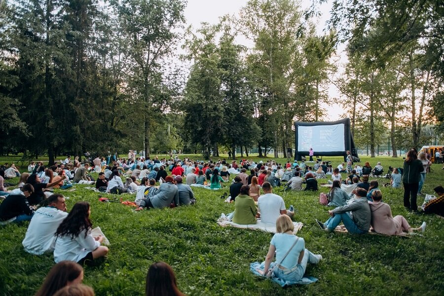 Кинотеатр под открытым небом оренбург. Кинотеатр под открытым небом. Кинопоказы под открытым небом.