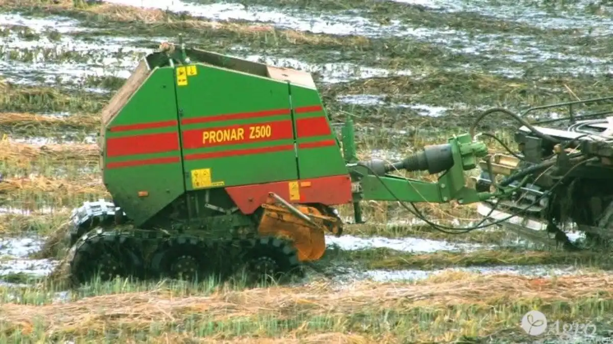 Фото: agrotehsfera.ru Пресс-подборщик Pronar Z500G на гусеничном ходу
